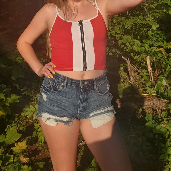 Red and white 90s style zip crop tank 🍓 - Picture 5 of 5